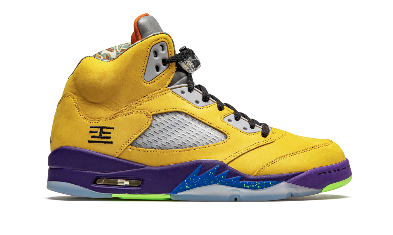 Geleende Air Jordan 5 Retro sneakers met kleurrijk ontwerp en wit leren details, zichtbaar op de afbeelding.