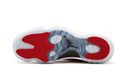 Zwarte Air Jordan 11 Retro "Win Like 96" sneakers met glanzende afwerking en witte details, gedragen door een model.