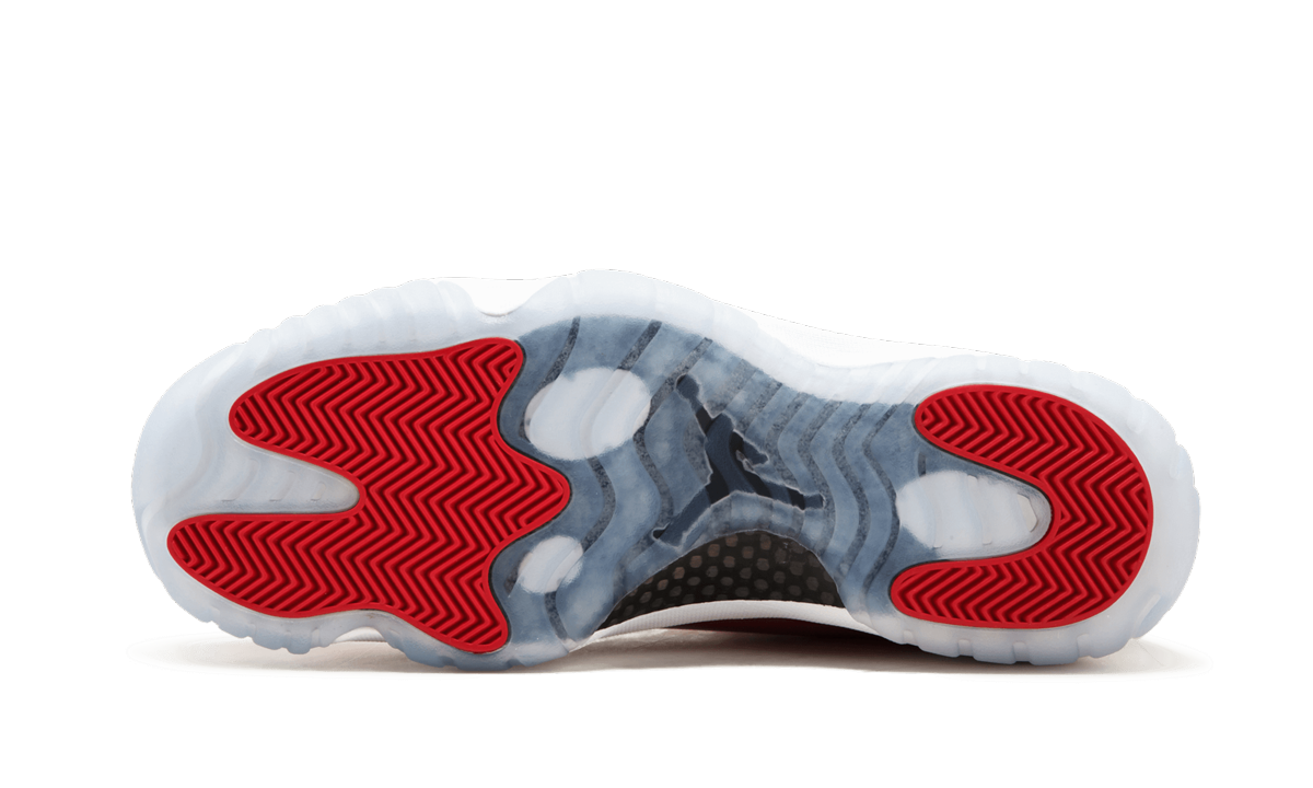 Zwarte Air Jordan 11 Retro "Win Like 96" sneakers met glanzende afwerking en witte details, gedragen door een model.