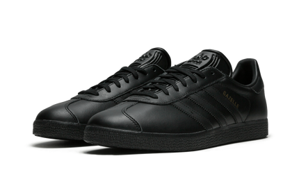 Bruine Adidas Gazelle leren schoenen met witte zool en adidas branding, geschikt voor casual en sportieve stijlen.