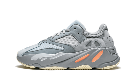 Zwarte en grijze Yeezy Boost 700 "Inertia" sneakers met dikke zool en ademende stof, geschikt voor casual en streetwear.