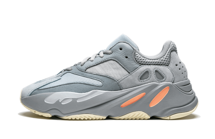 Zwarte en grijze Yeezy Boost 700 