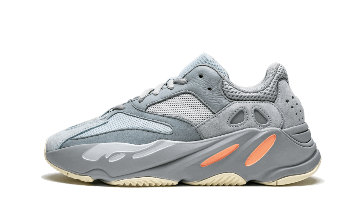 Zwarte en grijze Yeezy Boost 700 "Inertia" sneakers met dikke zool en ademende stof, geschikt voor casual en streetwear.