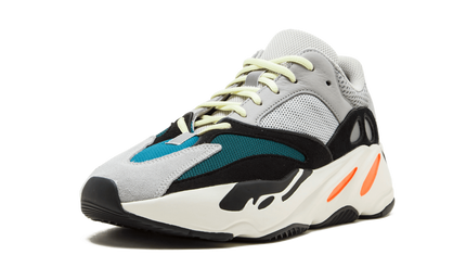Witte Yeezy Boost 700 "Waverunner" sneakers met zwart en grijs details, sportieve schoenen van Mijn winkel.