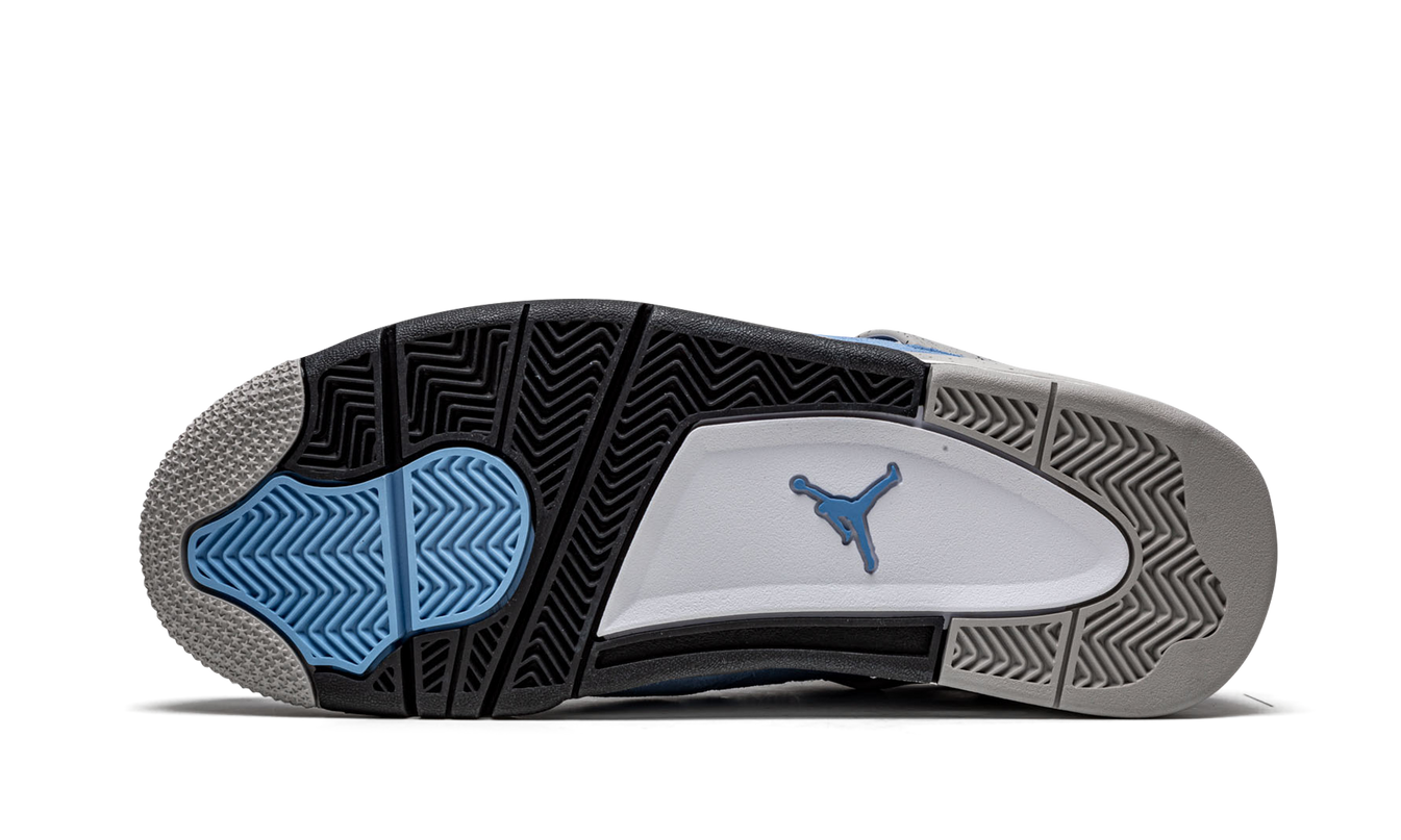 Witte en blauwe Air Jordan 4 Retro sneakers met blauwe details en leren bovenwerk, ontworpen door Mijn winkel.