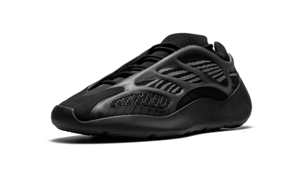 Zwarte Yeezy 700 V3 "Alvah" sneakers van mijn winkel, detailweergave van de sportieve schoenen met unieke designaccenten.