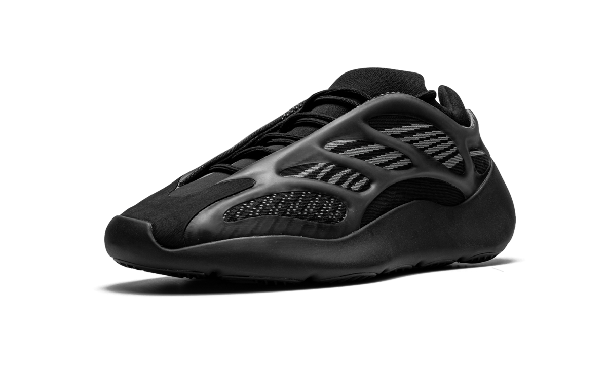 Zwarte Yeezy 700 V3 "Alvah" sneakers van mijn winkel, detailweergave van de sportieve schoenen met unieke designaccenten.