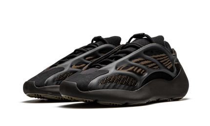 Yeezy 700 V3 "Clay Brown" schoenen met bruine en beige details, sportieve sneakers met moderne stijl en textuur.