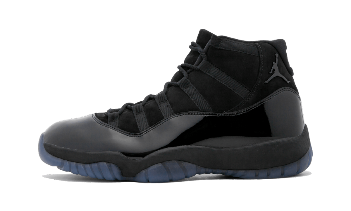 Elegante Air Jordan 11 Retro "Cap & Gown" schoenen in zwart en glanzend wit, met leren en patent details.