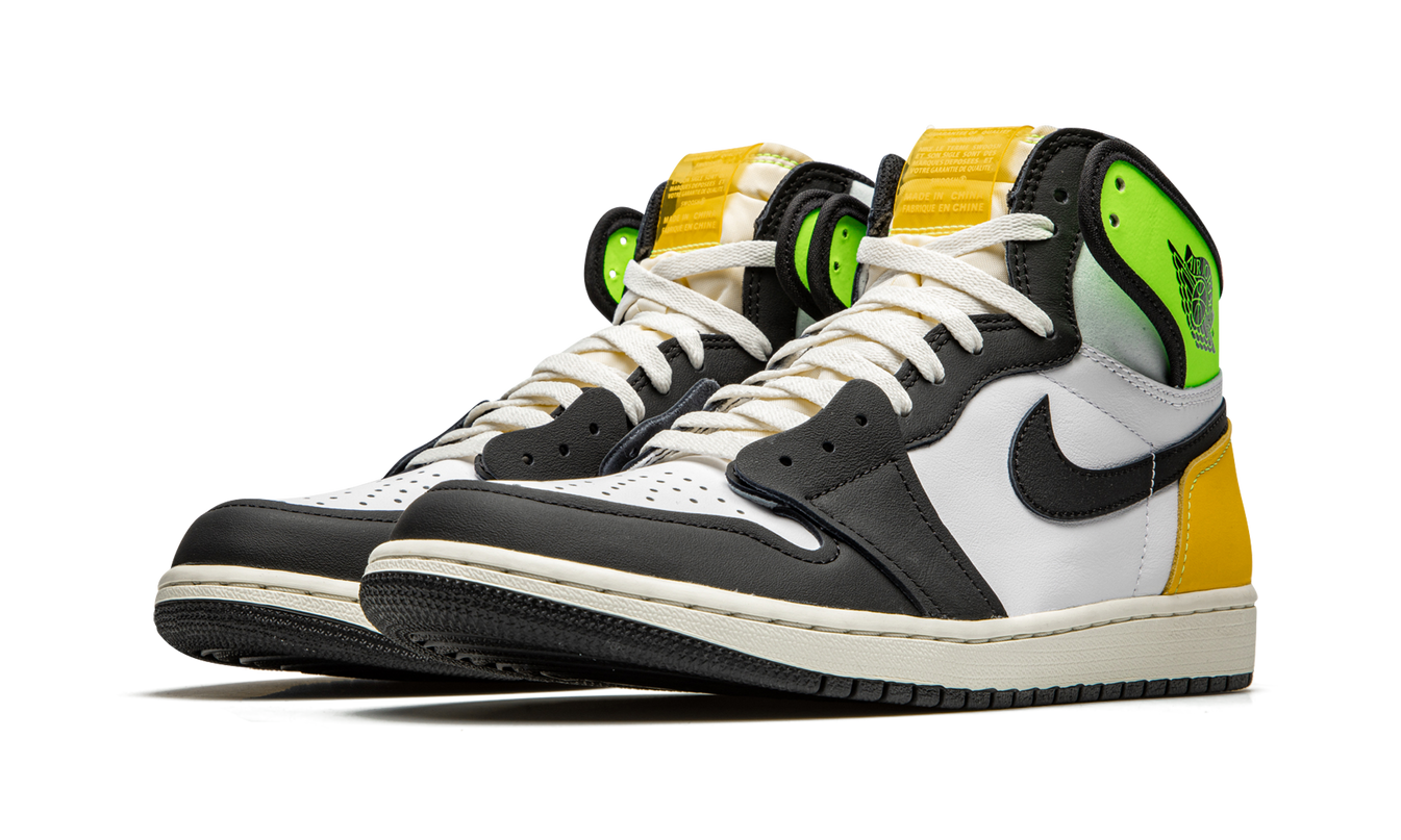Lucht Jordan 1 Retro High OG "Volt Gold" schoenen in geel en zwart met gouden accenten, zichtbaar van de zijkant