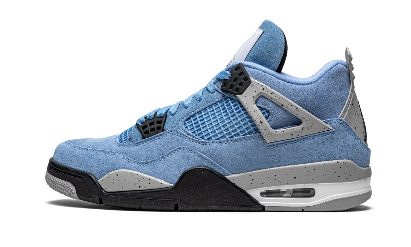Witte en blauwe Air Jordan 4 Retro schoenen met blauwe details en witte leren bovenkant, zichtbaar in een close-up afbeelding