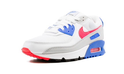 Nike Air Max 90 damesschoenen in heldere hot coral kleur, met ademende mesh en dempende zool.