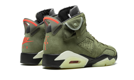 Witte en zwarte Air Jordan 6 Retro schoenen van Travis Scott met cactus Jack branding en gedetailleerde design.