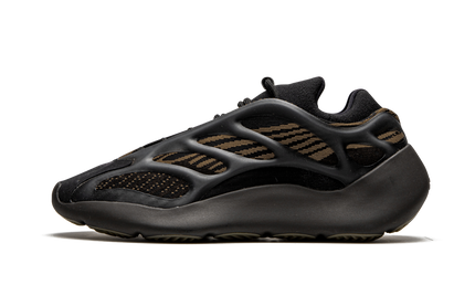 Elegante Yeezy 700 V3 "Clay Brown" sneakers met bruine en oranje tinten en uniek ontwerp, gedragen op een witte achtergrond.