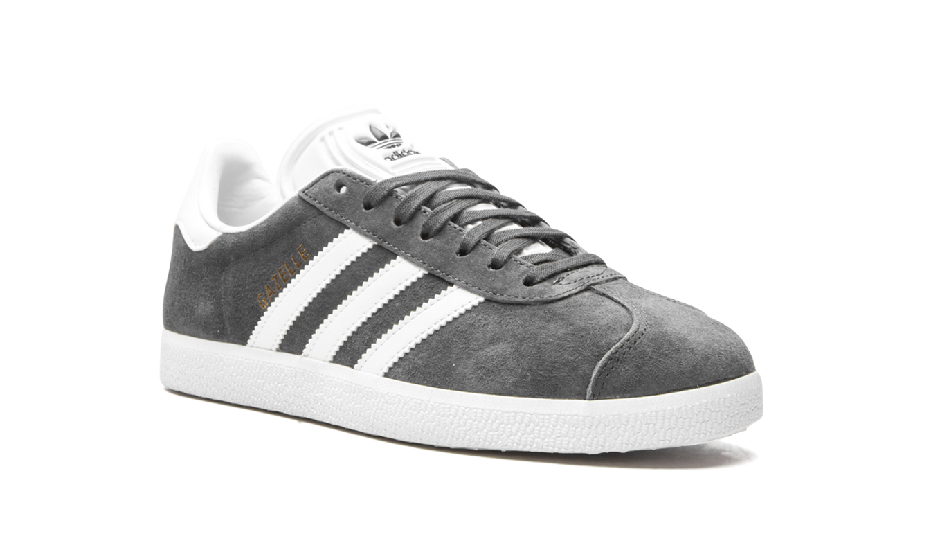 Lichte grijze Adidas Gazelle schoenen voor heren met suède bovenwerk en witte zool, geschikt voor casual stijl.