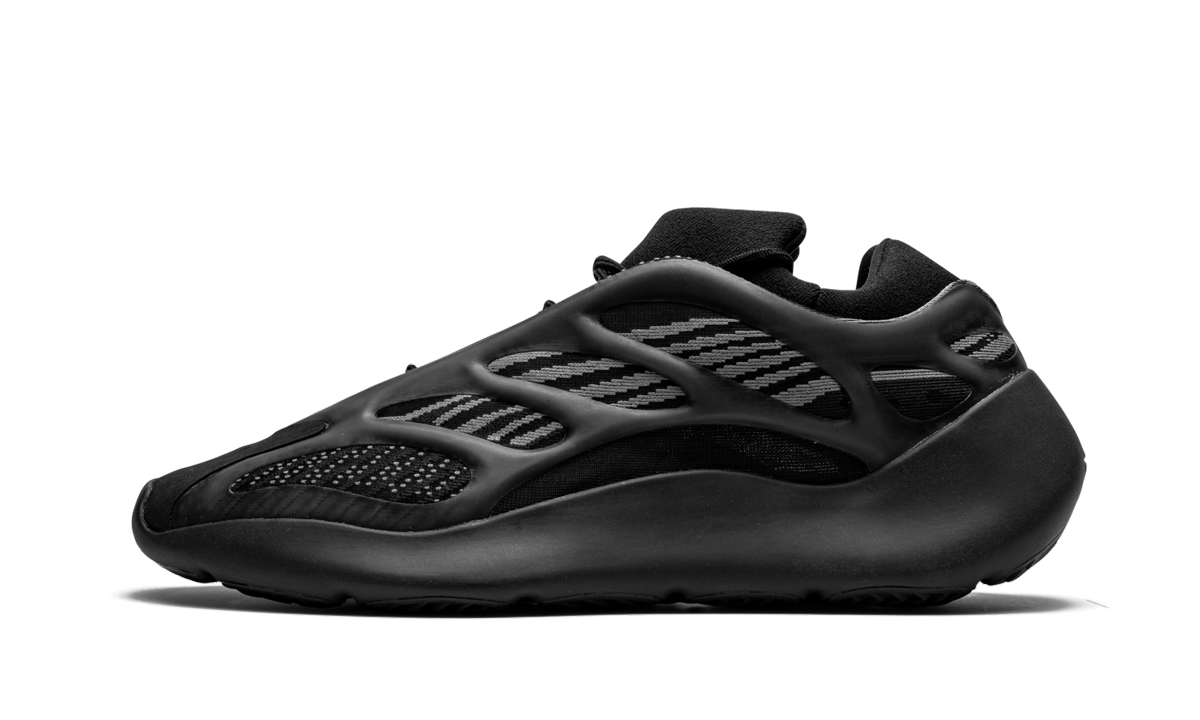 Donkere Yeezy 700 V3 "Alvah" sneakers van Mijn winkel met zwart en grijs ontwerp, zichtbaar op de afbeelding.