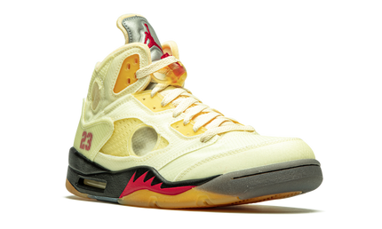 Witte Air Jordan 5 Retro SP sneakers met Off-White detailing, zwart en oranje accenten, zichtbaar op de schoenen