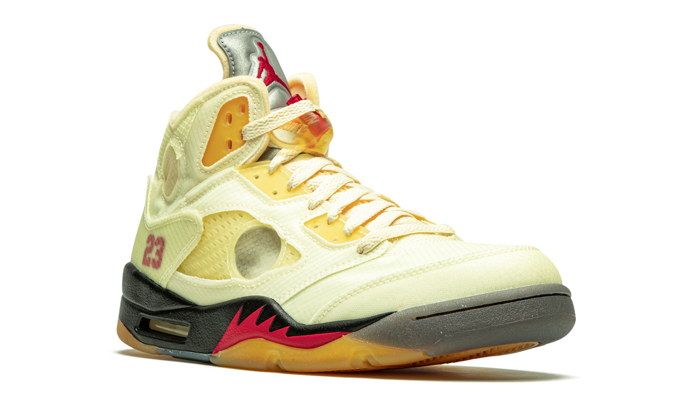 Witte Air Jordan 5 Retro SP sneakers met Off-White detailing, zwart en oranje accenten, zichtbaar op de schoenen