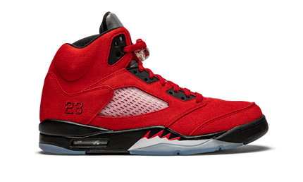 Zwarte en rode Air Jordan 5 Retro "Raging Bull 2021" sneakers met leren bovenwerk en witte details, zichtbaar vanaf de zijkant.