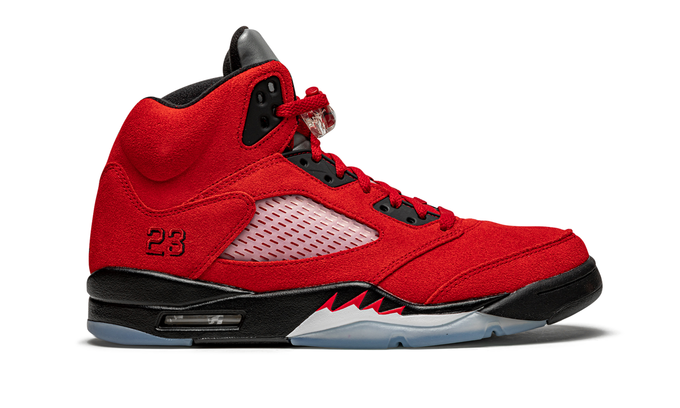 Zwarte en rode Air Jordan 5 Retro "Raging Bull 2021" sneakers met leren bovenwerk en witte details, zichtbaar vanaf de zijkant.