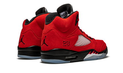 Sportieve Air Jordan 5 Retro "Raging Bull 2021" sneakers in rood en zwart, met kenmerkende details en witte zool.