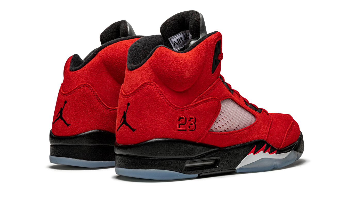 Sportieve Air Jordan 5 Retro "Raging Bull 2021" sneakers in rood en zwart, met kenmerkende details en witte zool.