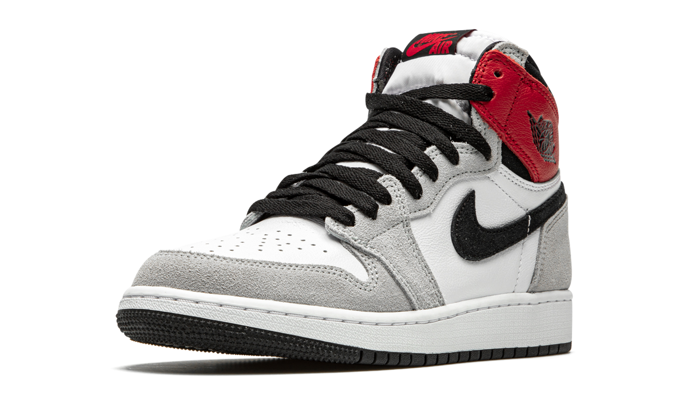 Lichtgrijze Air Jordan 1 Retro High OG GS schoenen met witte details en zwarte accents, zicht vanaf de zijkant.