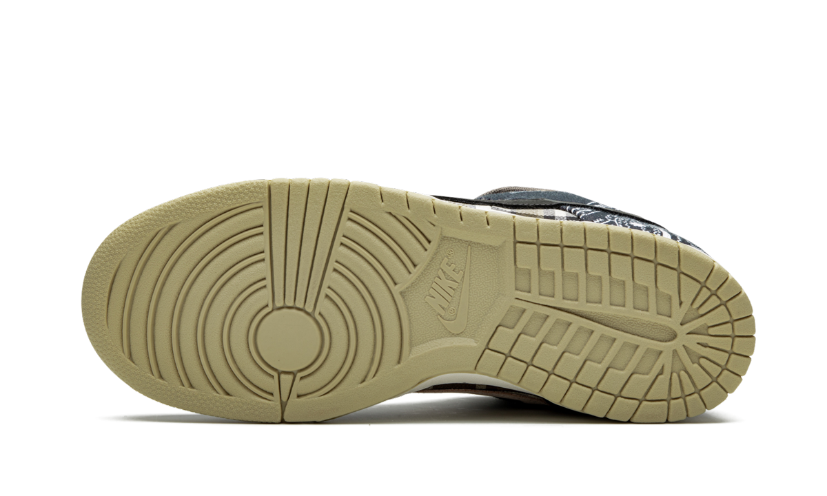 Nike SB Dunk Low Travis Scott schoenen met zwarte en bruine details, zichtbare Nike en Travis Scott branding