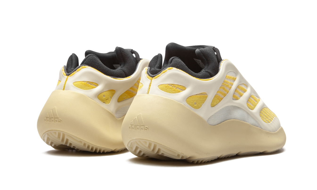 Zwart-oranje Yeezy 700 V3 "Safflower" sneakers van Mijn winkel met opvallend ontwerp en stevige zool, zichtbaar vanaf de zijkant.