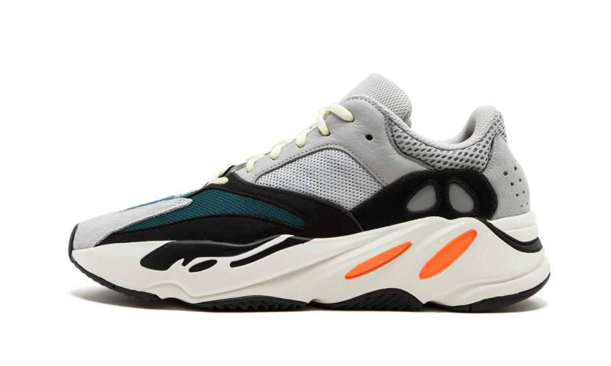 Witte en grijze Yeezy Boost 700 "Waverunner" sneakers van Mijn winkel, met dikke zool en sporty design.