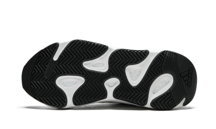 Witte Yeezy Boost 700 V2 "Static" sneakers van Mijn winkel, close-up van de sportieve schoenen met gedetailleerd design.