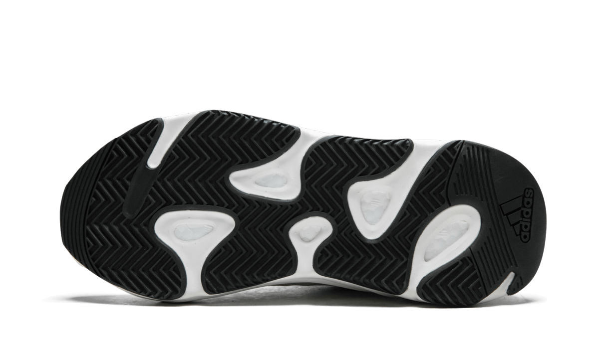 Witte Yeezy Boost 700 V2 "Static" sneakers van Mijn winkel, close-up van de sportieve schoenen met gedetailleerd design.