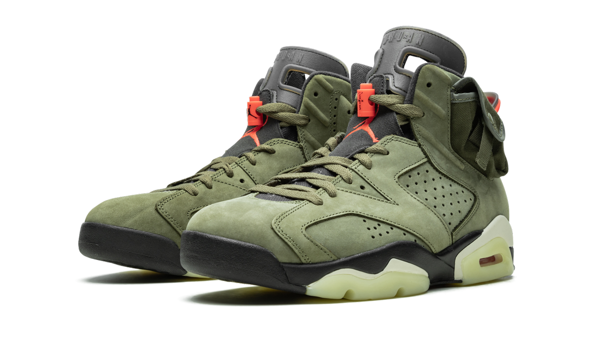 Witte en bruine Air Jordan 6 Retro sneakers met Cactus Jack en Travis Scott branding, zichtbaar in close-up foto