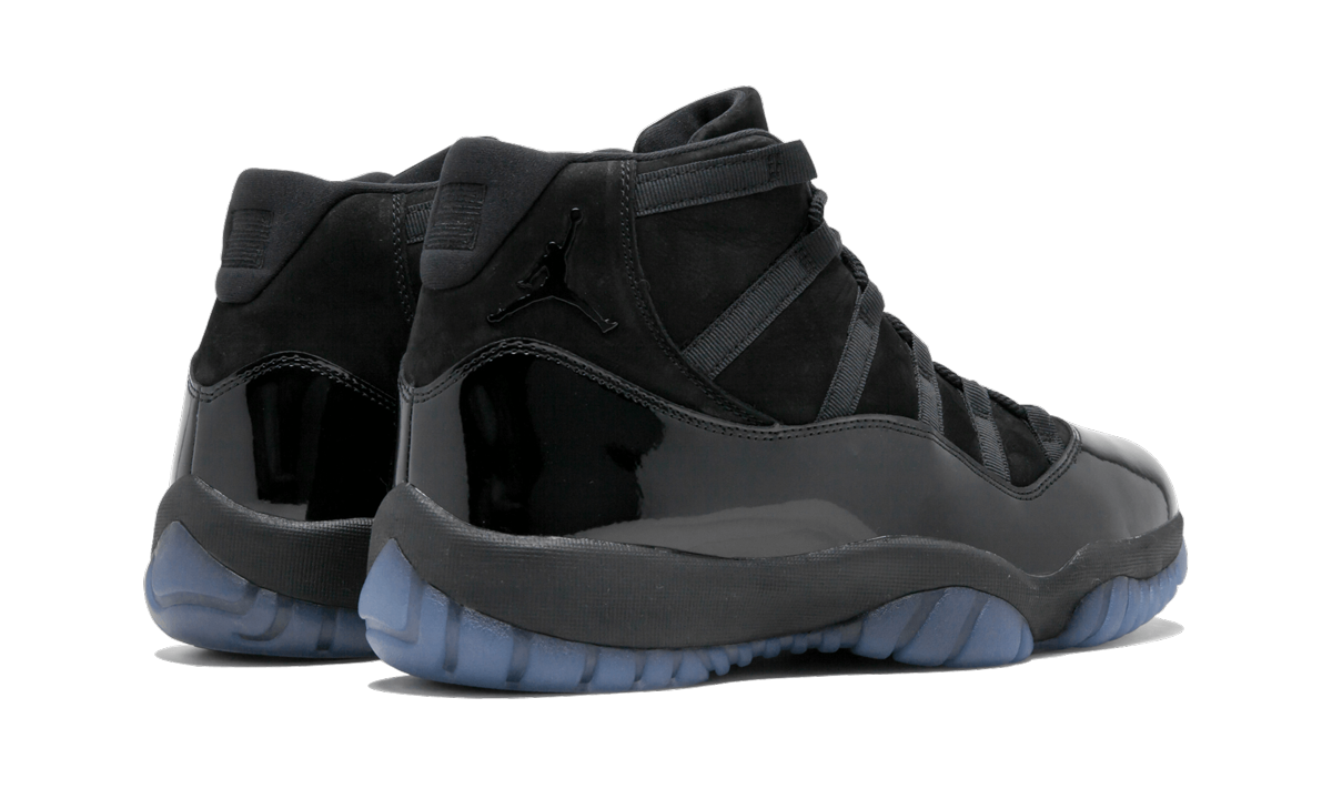 Lichte Air Jordan 11 Retro "Cap & Gown" sneakers in zwart en wit, zichtbaar met glanzende details en witte zool.