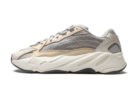 Witte Yeezy Boost 700 V2 sneakers van Mijn winkel, detaillering en textuur van de schoenen zichtbaar.