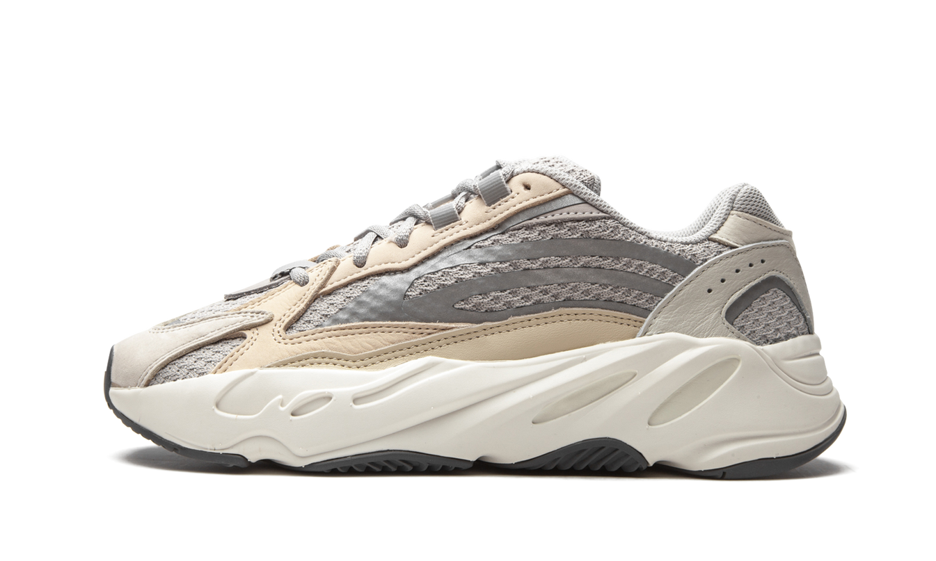 Witte Yeezy Boost 700 V2 sneakers van Mijn winkel, detaillering en textuur van de schoenen zichtbaar.