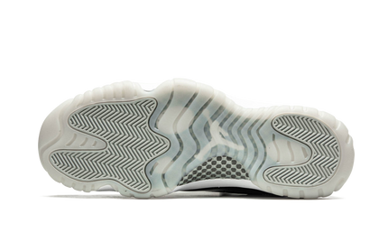 Sportieve Air Jordan 11 Retro schoenen in zilver en wit voor heren, perfect voor streetwear en feestelijke gelegenheden.