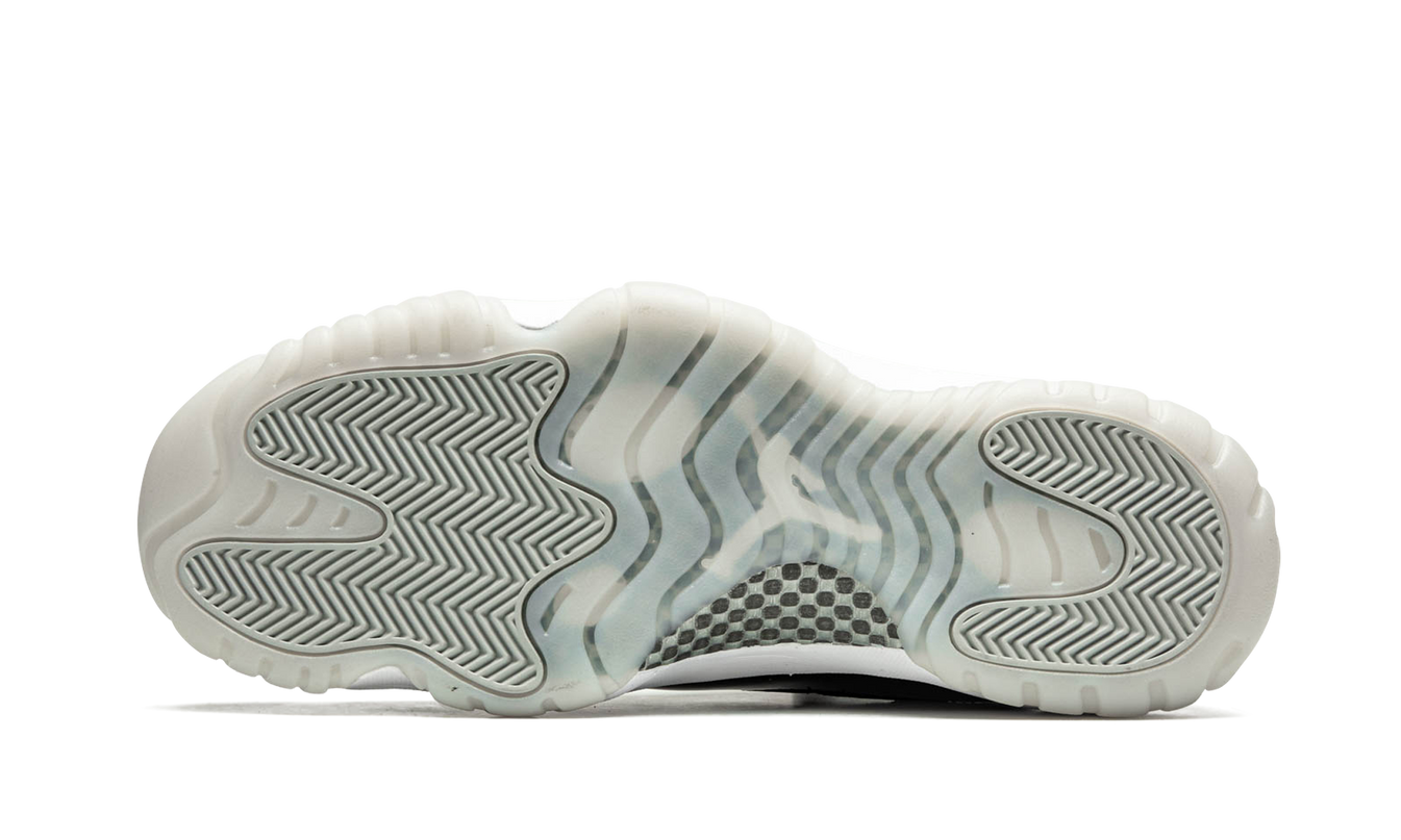 Sportieve Air Jordan 11 Retro schoenen in zilver en wit voor heren, perfect voor streetwear en feestelijke gelegenheden.