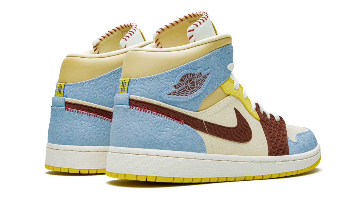 Air Jordan 1 Mid SE schoenen in roze en beige met rode accenten en vintage stijl, zichtbaar op de afbeelding.