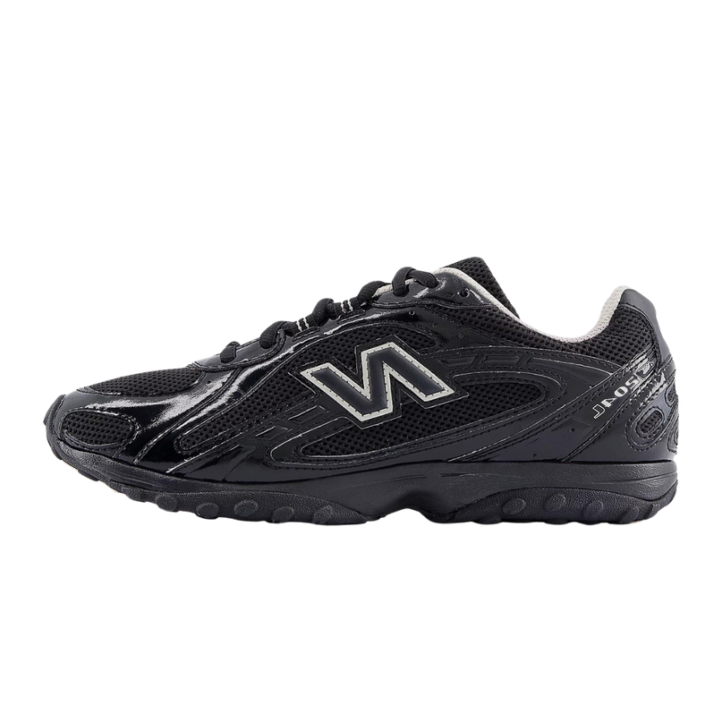Zwarte New Balance 204L sneakers van CAPE EXCLUSIVES met Timberwolf details, zicht vanaf de zijkant.