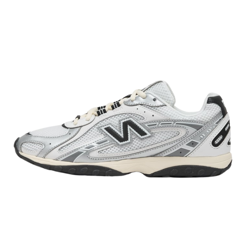 Sneakers van CAPE EXCLUSIVES, New Balance 204L in zilver metallic en zwart, met leren details en witte zool.