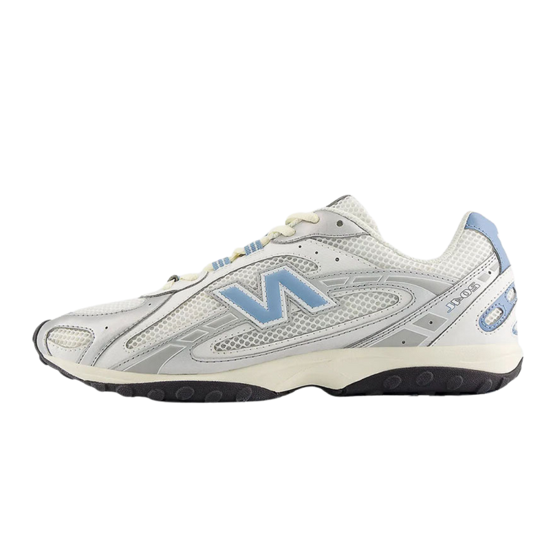 Zilveren metallic New Balance 204L sneakers van CAPE EXCLUSIVES met glanzend ontwerp en sportieve uitstraling.