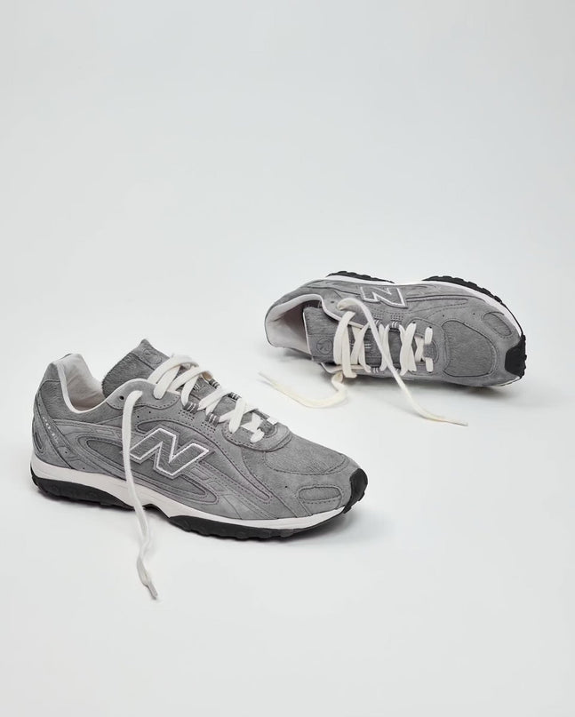 Grijze New Balance 204L Basketcase sneakers van CAPE EXCLUSIVES, close-up van de sportieve schoen met witte details.