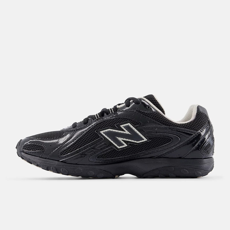 Zwarte New Balance 204L sneakers met Timberwolf details door CAPE EXCLUSIVES, close-up van het schoenontwerp en materialen