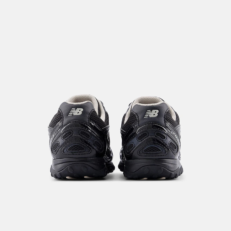 Zwarte New Balance 204L sneakers van CAPE EXCLUSIVES met Timberwolf-ontwerp, zichtbaar van voren en zijkant.