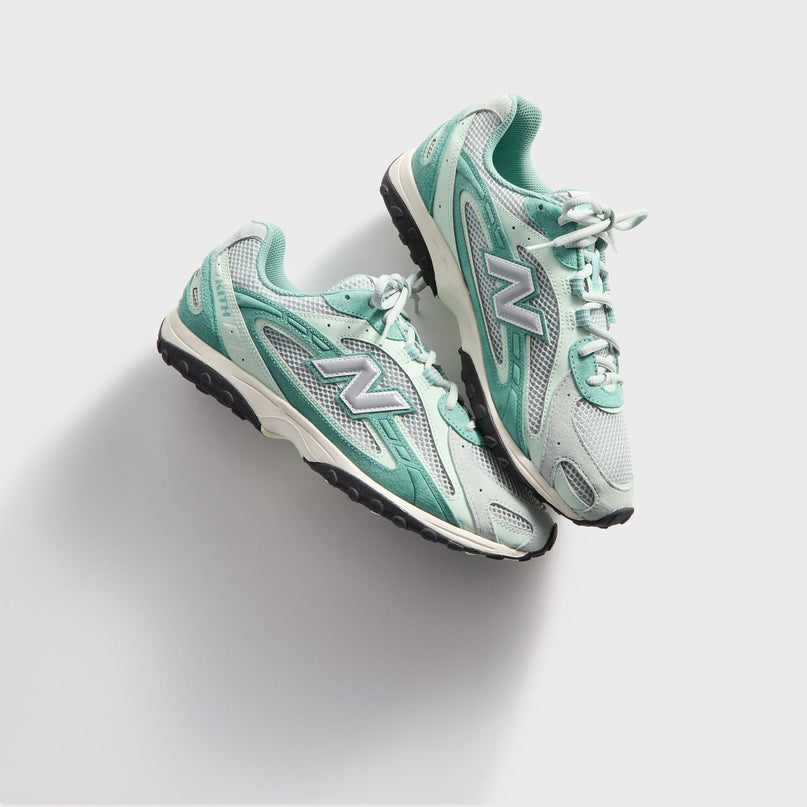 CAPE EXCLUSIVES New Balance 204L sneakers in groen en zilver met witte details, sportief en stijlvol voor heren.