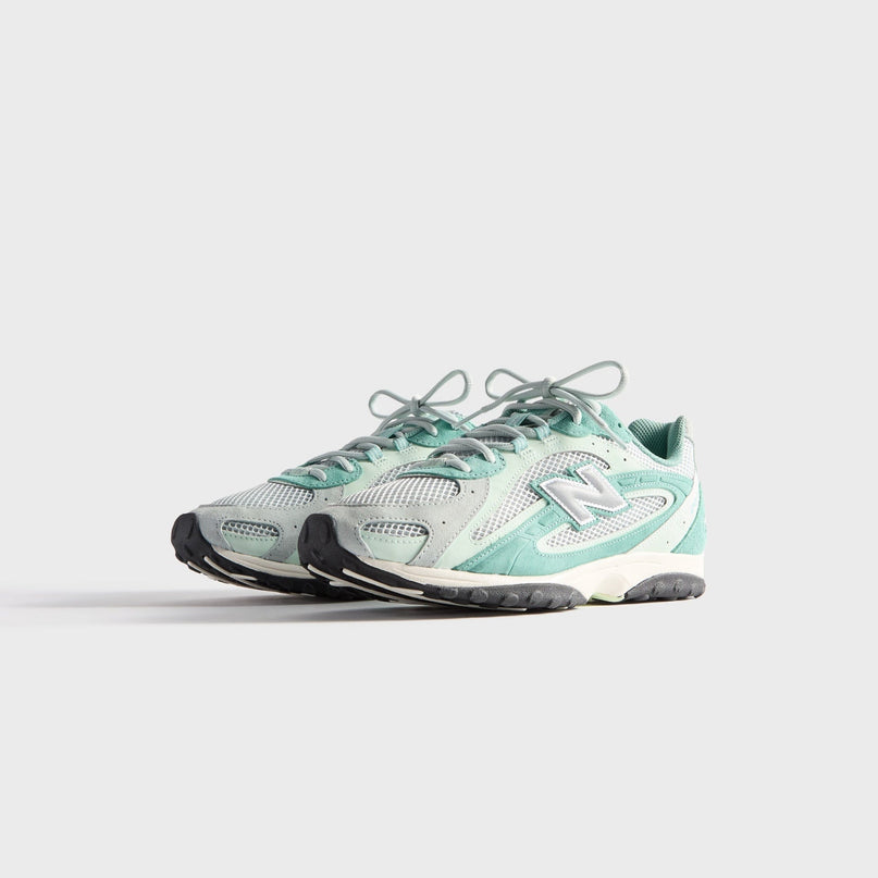 Sportieve New Balance 204L sneakers van CAPE EXCLUSIVES in groen en zilver, met een strak design en ademende materialen.