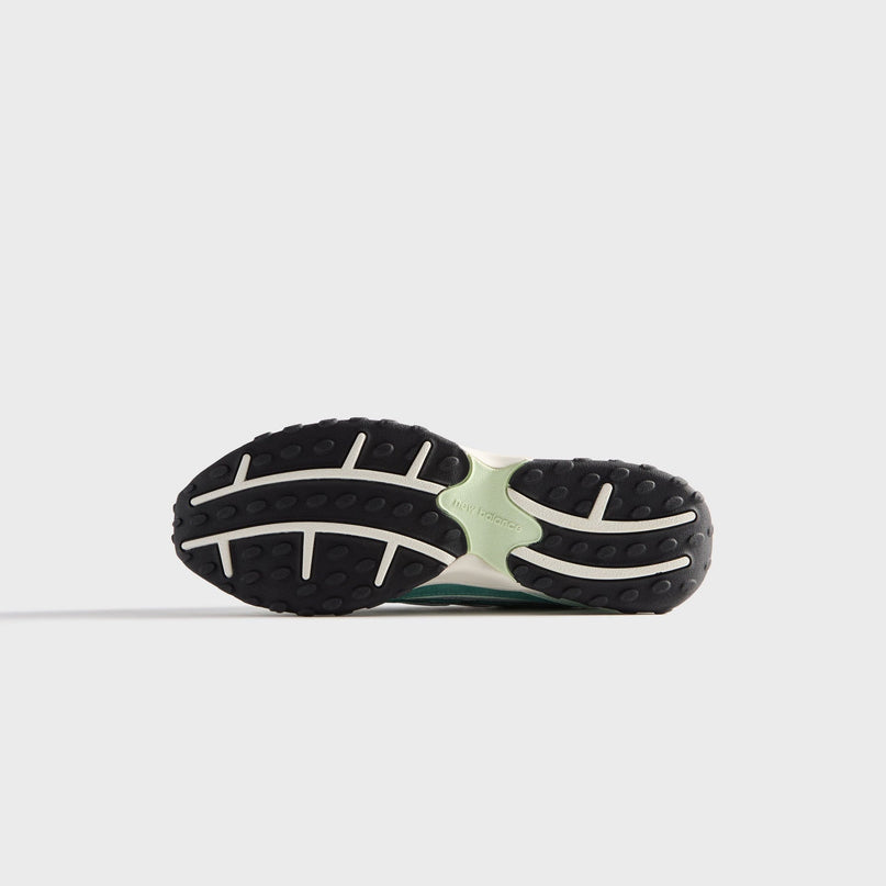 Groene en zilveren New Balance 204L sneakers van CAPE EXCLUSIVES met Kith-ontwerp, close-up van de details en materialen.