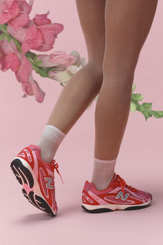 Roze New Balance 204L Kith sneakers van CAPE EXCLUSIVES, close-up van de frisse sportieve schoen met witte details.