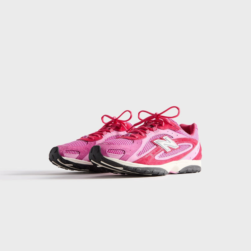 Roze New Balance 204L Kith sneakers van CAPE EXCLUSIVES, close-up van de kleurrijke sportschoenen.